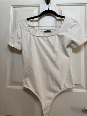 Scoop Neck Short Sleeve Bodysuit in White